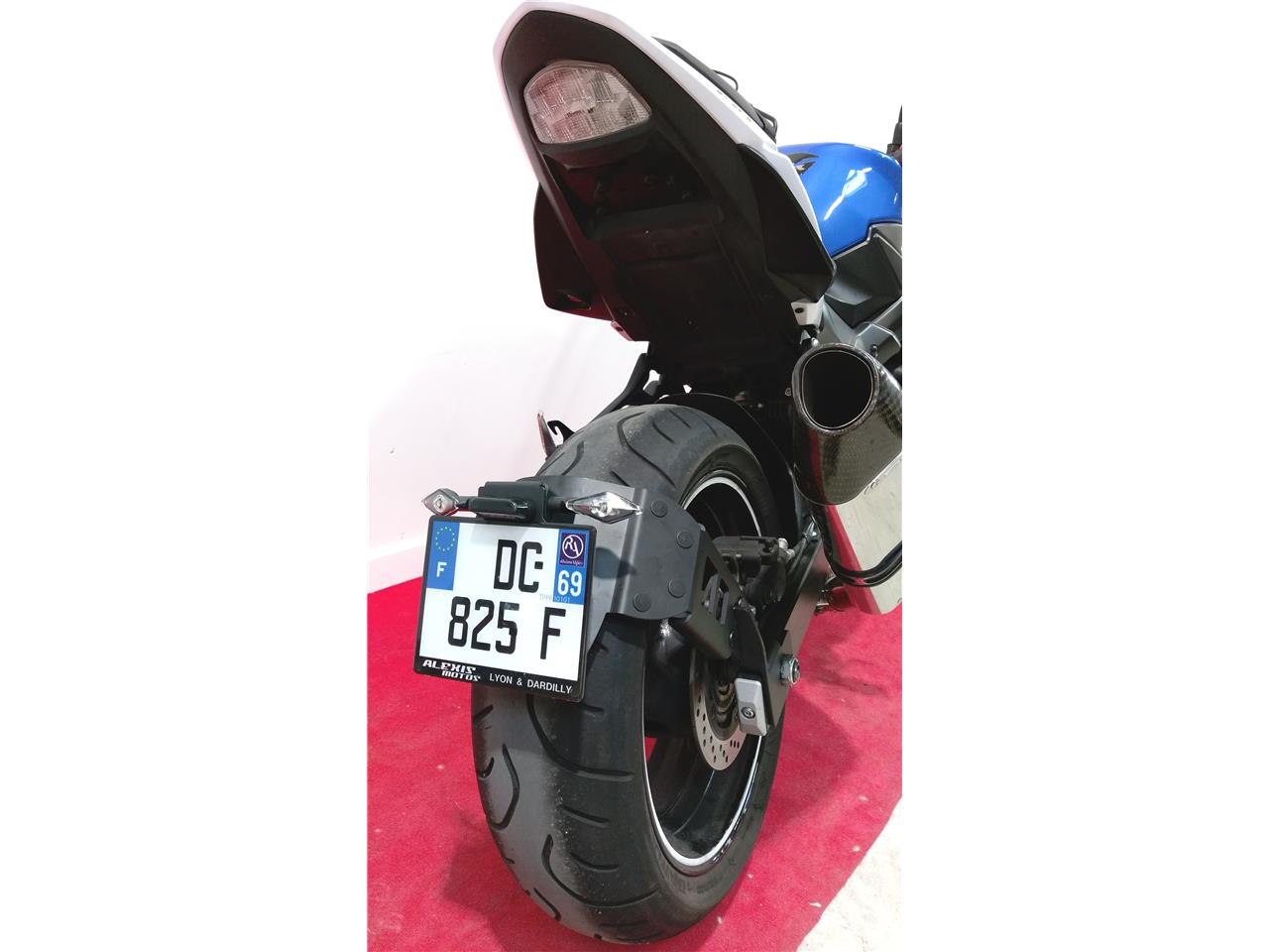 Support de plaque marque ACCESS DESIGN ''ras de roue'' noir